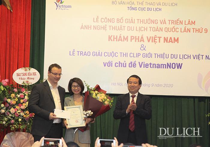 Phó Tổng cục trưởng TCDL Hà Văn Siêu trao giải Nhất cho tác giả Vũ Hương Giang với tác phẩm 